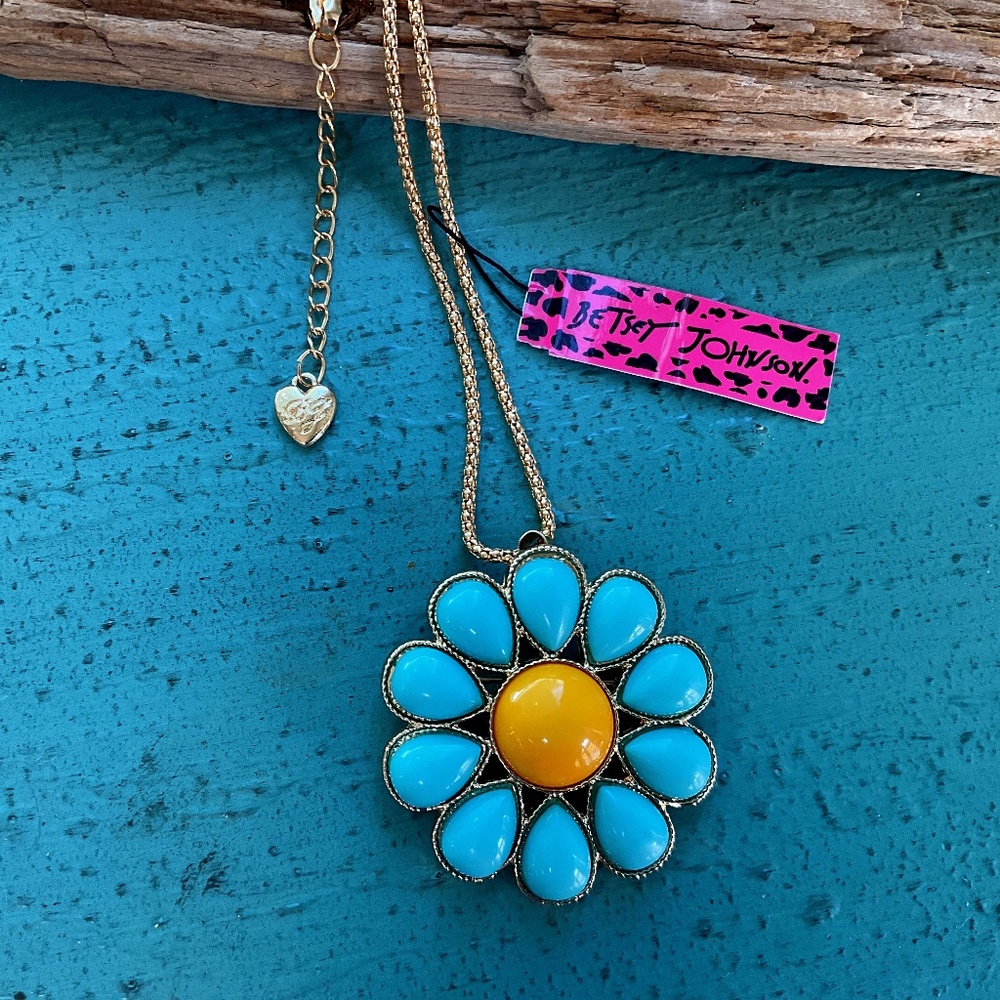 Betsy Johnson Daisy Necklace NWT